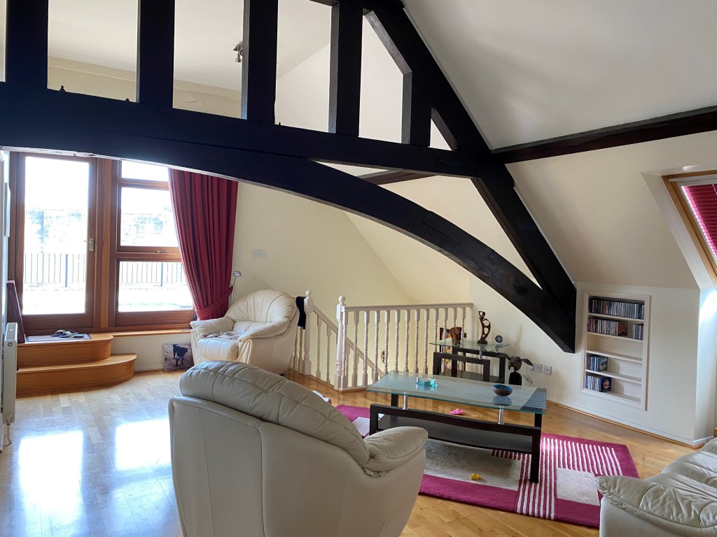 Lot: 72 - FORMER DANCE STUDIO AND TWO-BEDROOM FLAT - First floor before the vandals